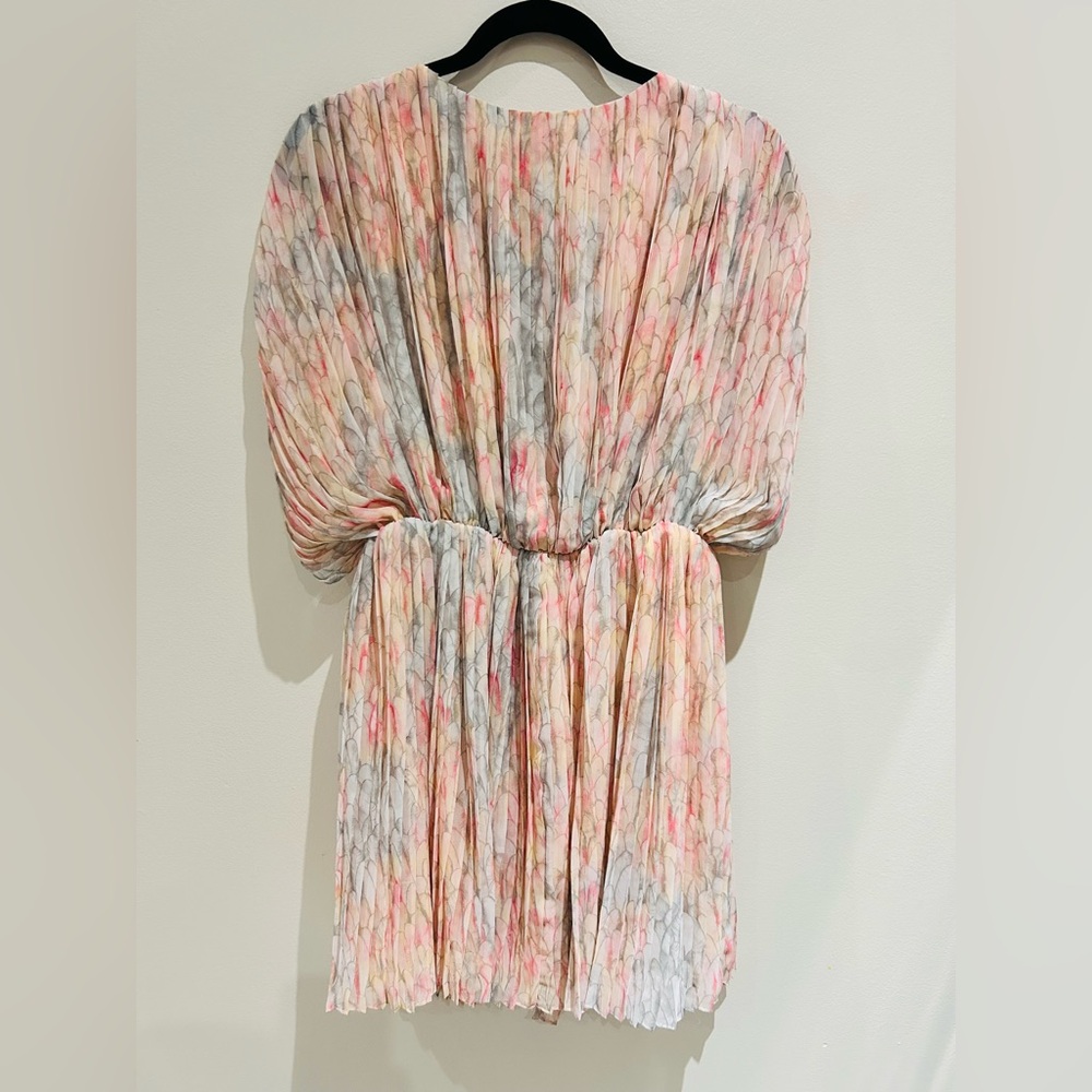 Pastel Pleated Short Dress with V-Neck- Size 8- label tag was removed - Picture 4 of 12